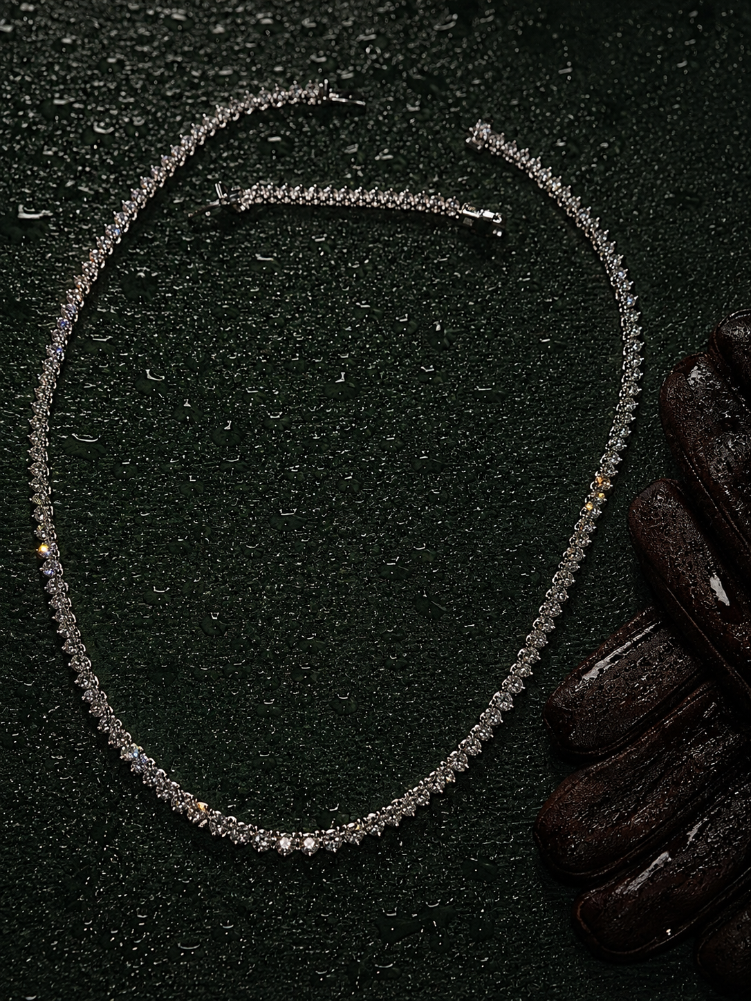 Macro shot of calibrated setting clearance on a tennis bracelet link